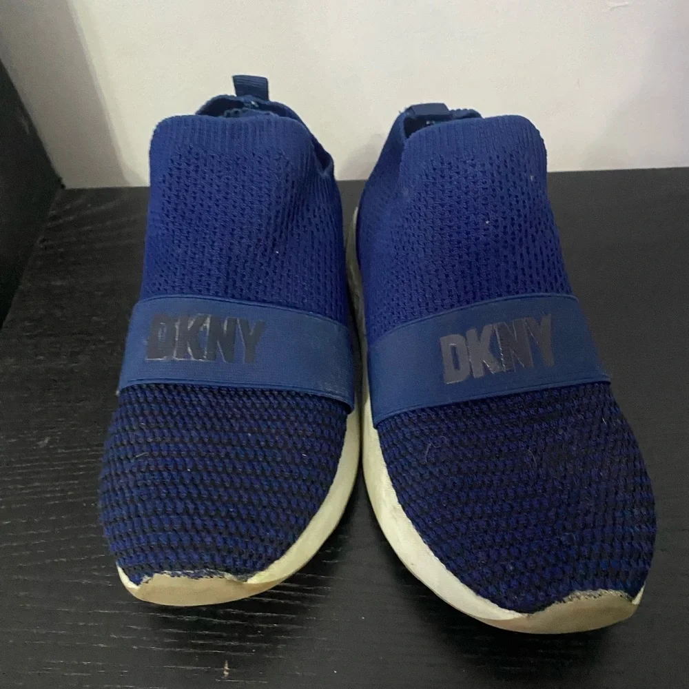DKNY Boys Slip On Sneakers shoes Navy Size 5 - Picture 2 of 5